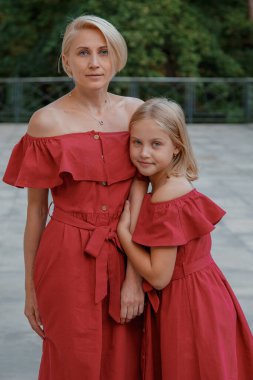 Anne-kız kucaklaşmasının yakın portresi. Neşeli anne ve kızın portresi. Mutlu aile sarışın anne ve kız.