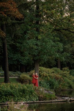 Güzel anne kız dinleniyor. Doğa Parkı 'nda mutlu bir anne ve kız çocuğu. Aynı elbiseleri giy..