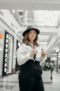 Beyaz gömlekli, siyah şapkalı zarif bir kadın. Siyah takım elbiseli ve şapkalı kendinden emin bir kız. Takım elbiseli iş kızı..