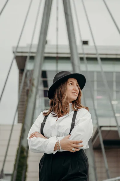 Elegante Donna Alla Moda Che Indossa Camicia Bianca Cappello Nero — Foto Stock