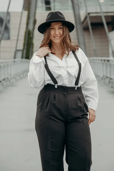 Elegante Donna Alla Moda Che Indossa Camicia Bianca Cappello Nero — Foto Stock