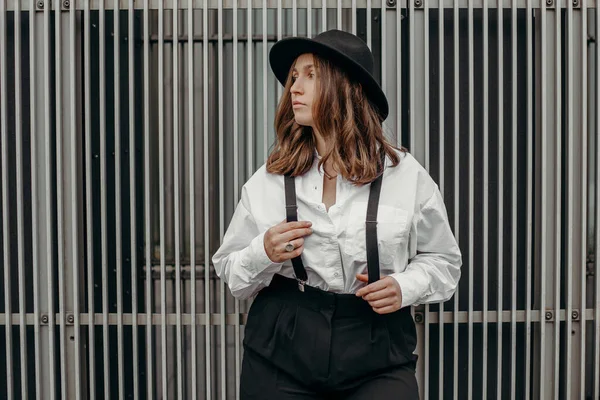 Elegante Mujer Moda Con Camisa Blanca Sombrero Negro Chica Segura — Foto de Stock