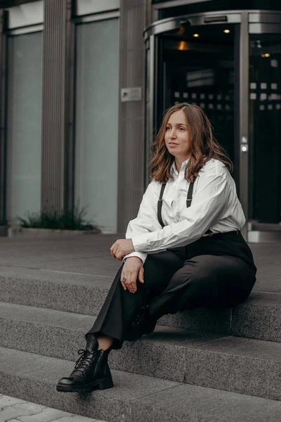 Retrato Chica Retro Moda Camisa Blanca Tirantes Pantalones Anchos Negros — Foto de Stock