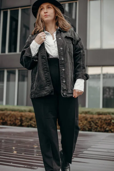 Elegante Mujer Moda Con Camisa Blanca Sombrero Negro Chica Segura — Foto de Stock