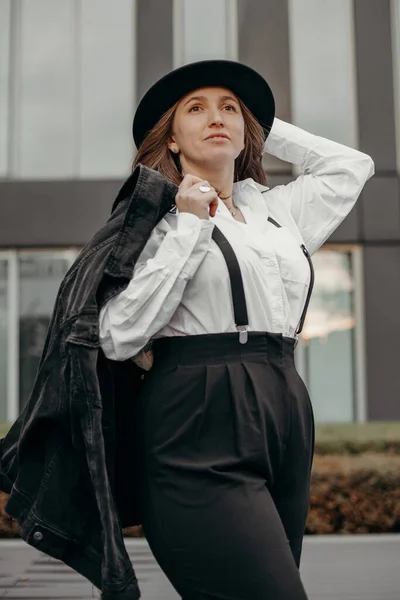 Elegante Donna Alla Moda Che Indossa Camicia Bianca Cappello Nero — Foto Stock