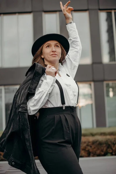 Elegante Mujer Moda Con Camisa Blanca Sombrero Negro Chica Segura — Foto de Stock