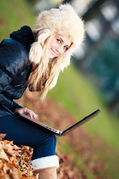 Nettes Teenager-Mädchen mit Laptop. Europäischer Teenager — Stockfoto