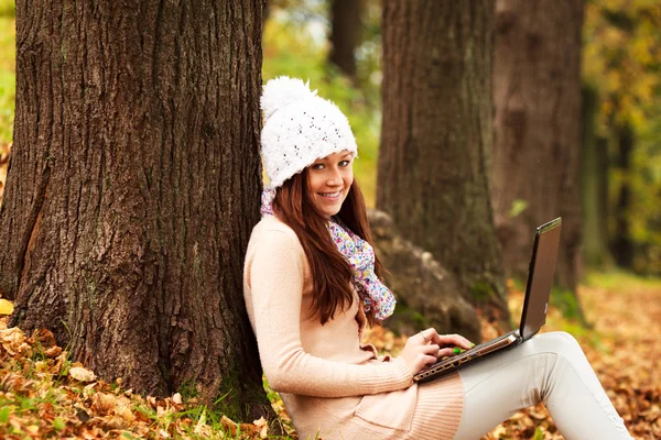 Beautiful student girl with laptop in autumn park. Young Girl. — Stock Photo, Image