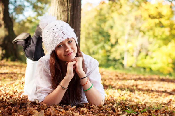 Hermosa chica adolescente en el parque durante el otoño. Caucásico belleza . — Foto de Stock