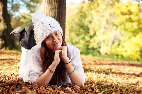 Frumoasă adolescentă în parc în timpul toamnei. Frumusețe caucaziană . — Fotografie, imagine de stoc