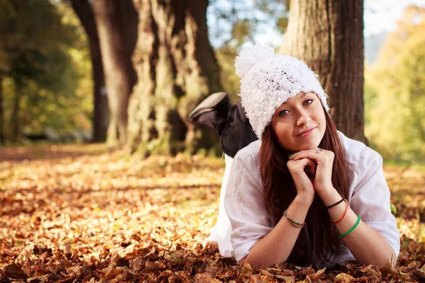 Szép kamasz lány park ősz folyamán. kaukázusi szépség. — Stock Fotó