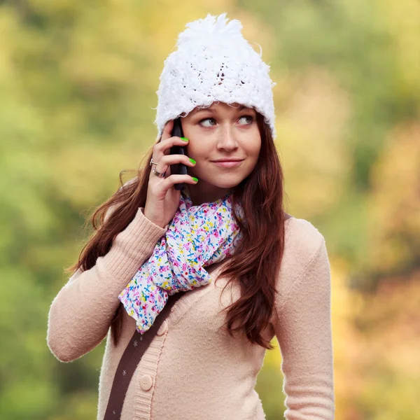 Aranyos mosolygós lány, hallgató-hoz mozgatható telefon — Stock Fotó