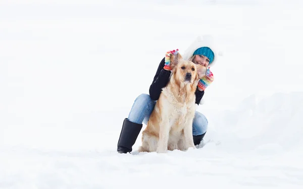 Chica en traje de invierno en un paseo con su labrador. Chica en invierno —  Fotos de Stock