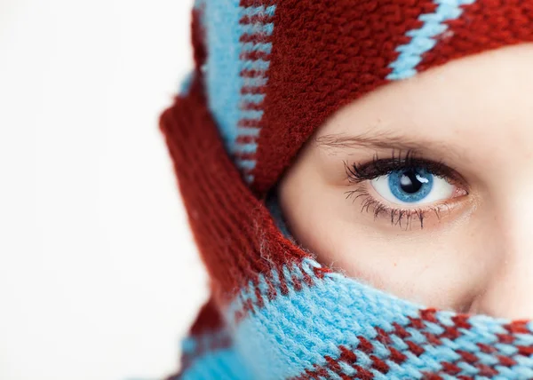 Polovinu tváře portrét krásné mladé ženy nosí šátek — Stock fotografie
