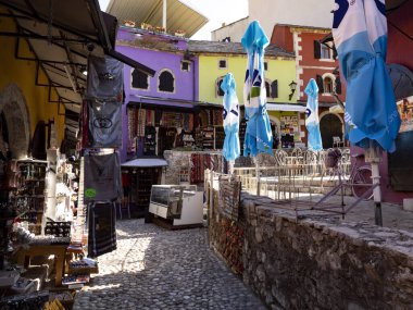 Neretva Nehri üzerindeki Mostar, Bosna-Hersek 'in en büyük kentlerinden biri. Müslüman kültürü burada Hristiyan kültürüyle karışıyor..