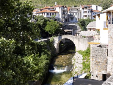 Neretva Nehri üzerindeki Mostar, Bosna-Hersek 'in en büyük kentlerinden biri. Müslüman kültürü burada Hristiyan kültürüyle karışıyor..