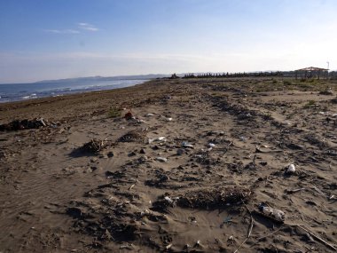 Plajlar arasında çöplükler var. Arnavutluk.