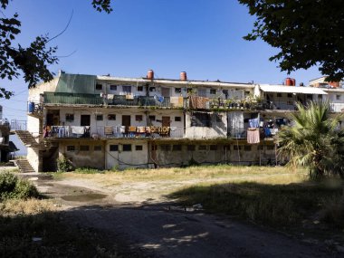 Çamaşırlarla süslenmiş çirkin bir ev. Arnavutluk.