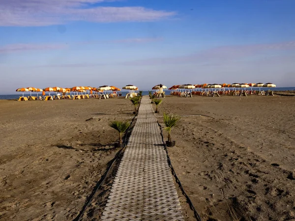 Wybrukowana Ścieżka Morza Piaszczystej Plaży Albania — Zdjęcie stockowe