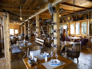 Arnavutluk 'un plajlarındaki bazı barlar rahat donanımlı.