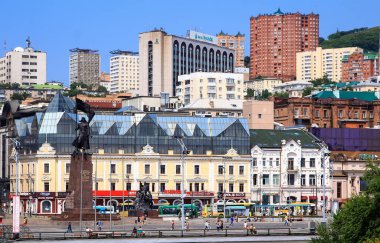 Vladivostok şehrinin mimari yapıları. Merkez kare.