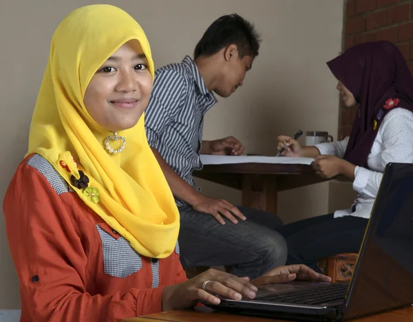 Siswa Muslim Perempuan dengan laptop — Stok Foto