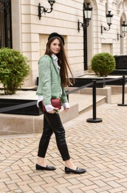 Genç, güzel, şık bir kadın. Güzel bir kız yürüyor..