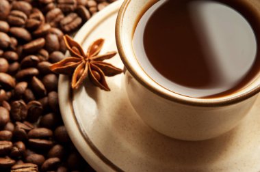 Arka planda kavrulmuş kahve çekirdeklerinde beyaz kahve yıldızı anason kahvesi..