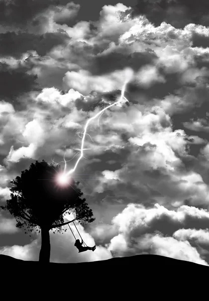 Uma Menina Balança Uma Árvore Balançando Sob Nuvens Tempestuosas Que — Fotografia de Stock