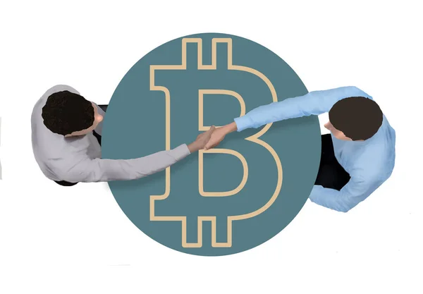 Zwei Geschäftsleute Die Einen Peer Peer Bitcoin Deal Tätigen Schütteln — Stockfoto