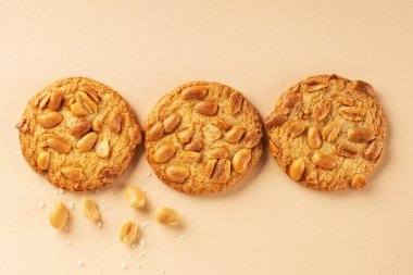 Bej arka planda kavrulmuş fıstıklı kurabiyeler..