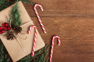 Tahta masanın üzerinde kış dekoru olan bir hediye kutusu..