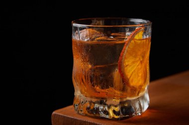 Siyah arka planda, barın üstünde eski moda kokteyl.