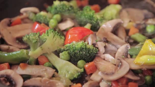 Le verdure sono fritte e viene aggiunto un uovo — Video Stock