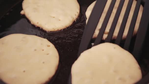 Att vända pannkakorna i en kastrull — Stockvideo