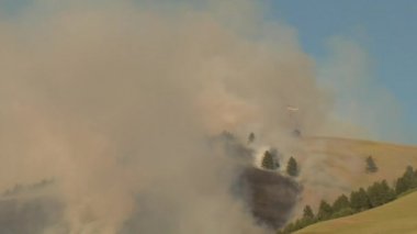 Yangın söndürme helikopteri gün batımına doğru uçar
