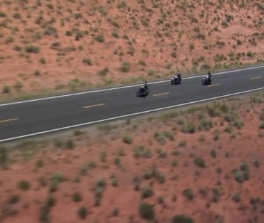 monument valley karayolu üzerinde üç motosiklet hava atış