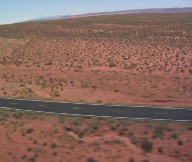 monument valley karayolu üzerinde üç motosiklet hava atış