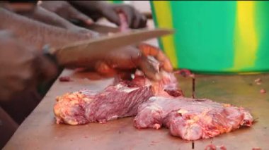 siyah eller tarafından kesilmiş et Close-Up