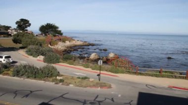 kayalık sahil yakınında sokak