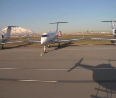 özel jetleri tarafından geçen helikopter gölgesi