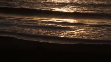 günbatımı okyanus dalgaları