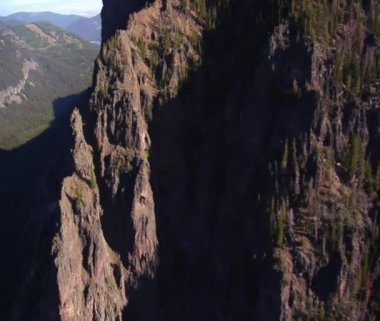 Hava atışı dağ dorukları ve cliff duvarlar