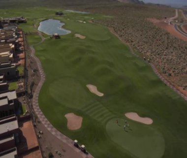 çöl golf sahası gölde havadan çekim