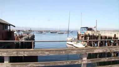 Tekneler ve fisherman's wharf Monterey California'da iskelede
