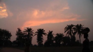 bulutlara palmiye ağaçları ile Afrika köylüler üzerinde oluşturur.