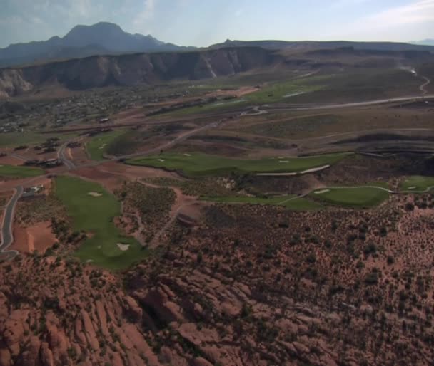 Aerial shot of desert golf course- high altitude — Stock Video