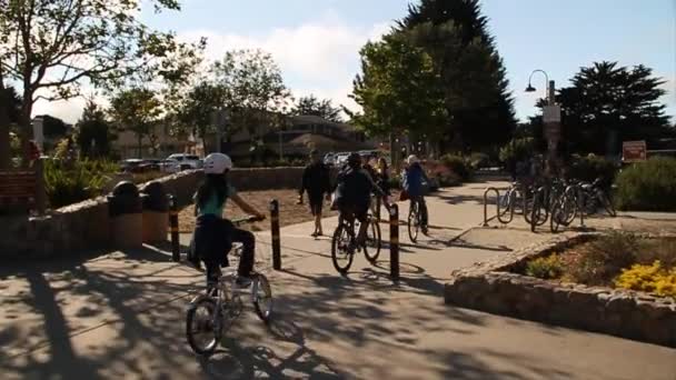 Mensen rijden fietsen op de weg — Stockvideo