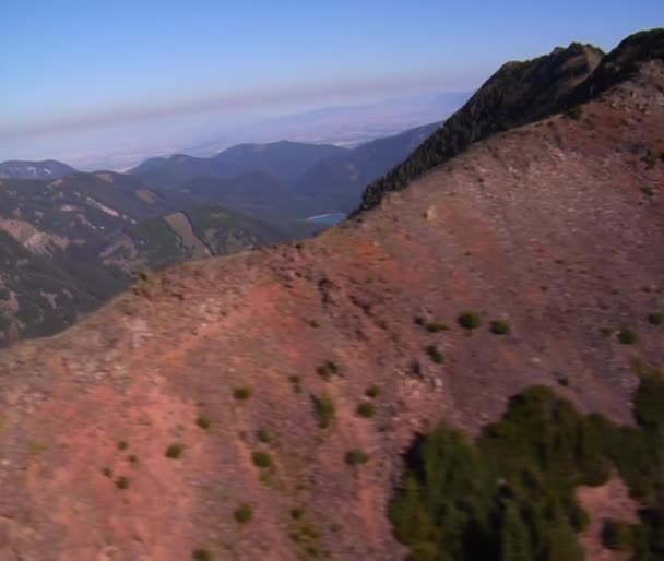 空中拍摄的森林、 山脉和湖 — 图库视频影像