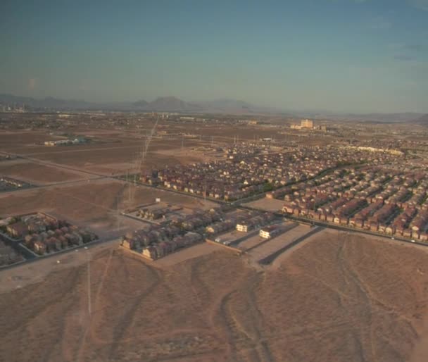 Aerial shot of Las Vegas sprawl daytime — Stock Video